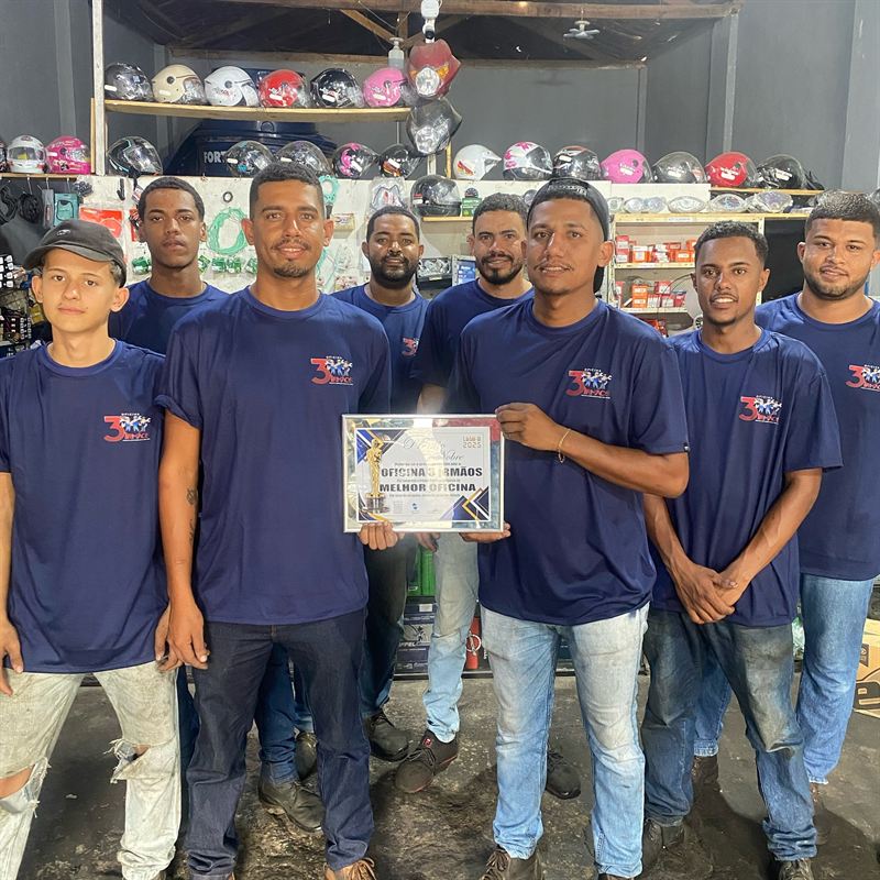Equipe Oficina 3 Irmãos recebendo prêmio de destaque